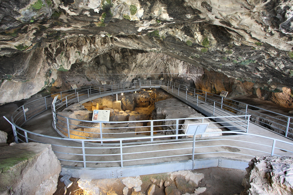 cueva-de-thepetra-en-grecia-origen-de-la-arquitectura